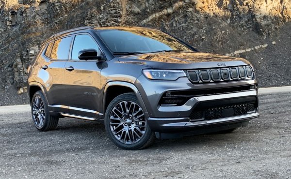 Трудностите с доставките на компоненти и застаряването на най-достъпния модел Renegade водят до 30% спад на годишна база. 
Най-продавани модели:
Compass - 35 512
Renegade - 35 120
Wrangler - 6 239
Grand Cherokee - 85
Grand Wagoneer - 8