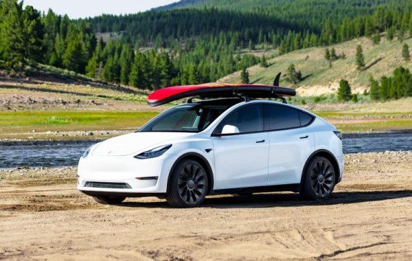 Навикът на Tesla да съсредоточава почти всичките си доставки в края на всяко тримесечие доведе до няколко пика в продажбите тази година. Като цяло те растат с 22.4% спрямо рекордната 2021, и вероятно можеше да са още по-високи, ако не бяха локдауните в Китай и блокирането на ключовите търговски пристанища. 
Най-продавани модели: 
Model Y - 83 631
Model 3 - 56 172
Model S - 30
Model X - 16