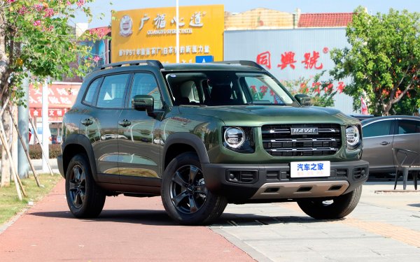 Този модел се счита за наследник на Haval H5, който у нас бе познат под марката Great Wall. Новият модел, чието име в превод означава "голямо куче" ще е с доста по-различен дизайн с по-ъглови форми s кръгли фарове, в стила на класическите Mercedes G-Class и Land Rover Defender. И ако ви се струва познат, то може да се върнете няколко слайда назад и да погледнете отново Wey P01.

Версията на Haval освен с все пак по-различния дизайн от тази на Wey, ще се отличава и по платформата и двигателите си. За момента от компанията не разкриват технически подробности, но се знае, че под капака ще е наличен 1,5-литров турбомотор със 169 конски сили, а 4х4 трансмисията е заимствана от модела Н6.