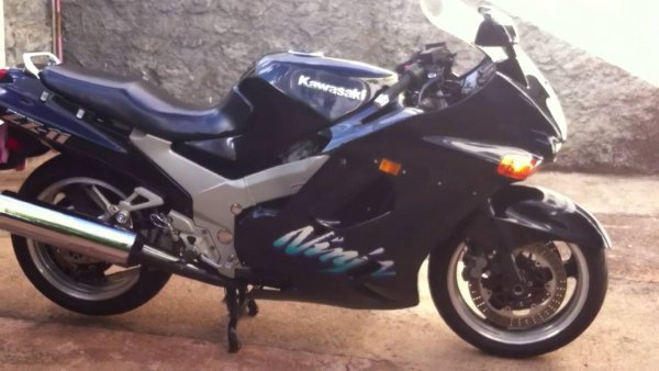 Тази версия на Ninja, е с по-голям двигател от този на GPZ900R и логично е доста по-мощна и бърза. Под името ZX-11 се предлагала в Северна Америка, докато в останалите части на света била популярна като Ninja ZZ-R1100.

Двигателят с мощност от 145 "коня" позволил достигането на максимална скорост от 272 км/ч (а при тестове и на 283), като цели 6 години ZX-11 държал рекорда за най-бързи сериен мотоциклет в света, преди да бъде изпреварен от следващия в галерията ни.