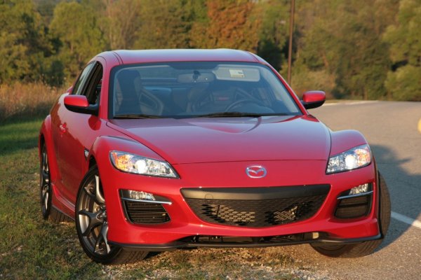 Сред допълненията в екстериора на RX-8 R3 са нов заден спойлер, странични прагове, фарове за мъгла и спортна предна броня