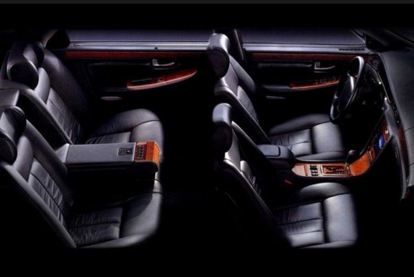 Флагманът на корейците се произвежда от 1998 по 2001 г. В технически план той е много близък до Е320 - двигателят е същият 3,2-литров с 220 к.с. и 330 Нм, като работи с 4-степенна автоматична скоростна кутия на Mercedes. Седанът ускорява от 0 до 100 км/ч за 8,5 секунди и развива максимална скорост от 230 км/. Салонът е по-съвременен от този на донора от Mercedes, като включва навигация и двузонов климатик.