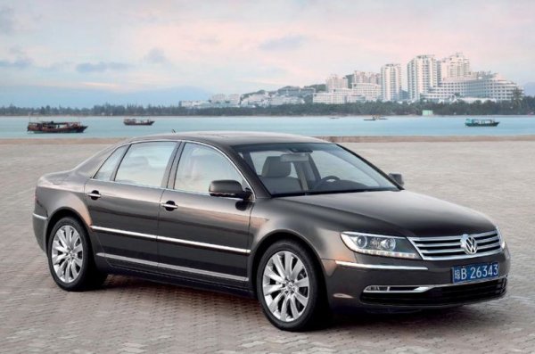 Phaeton е един от най-големите парадокси в историята на компания Volkswagen. Той трябваше да се конкурира с BMW 7-Series, но така и стана толкова популярен, колкото искаха създателите му. Затова път появилият се по-късно Touareg (конкурент на BMW X5) превзе пазара на ура.