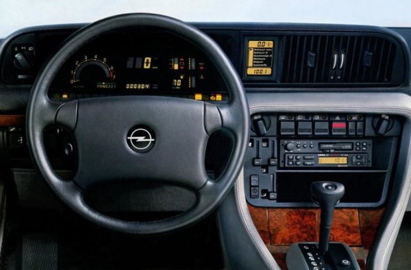 Особено ценни са екземплярите, които са подготвени съвместно с ателието Irmscher. Те са оборудвани с кожат салон, както и с мощен 4,0-литров двигател, развиващ 272 к.с. С него Senator ускорява от 0 до 100 км/ч за 7 секунди, а максималната му скорост превишава 250 км/ч.