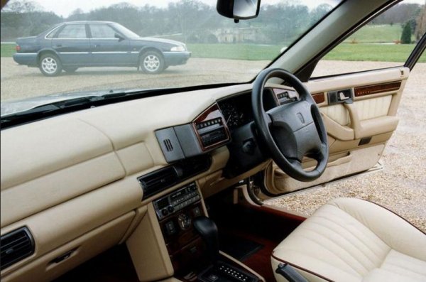 Луксът при Rover 800 е типично британски - много кожа и дърво и огромен брой електронни системи, които не са много надеждни. Гамата двигатели на серията 800 е представена от най-мощните агрегати на Rover и Honda, включително и дизели. На вътрешния пазар моделите се представят добре и се конкурират успешно с BMW и Mercedes.

