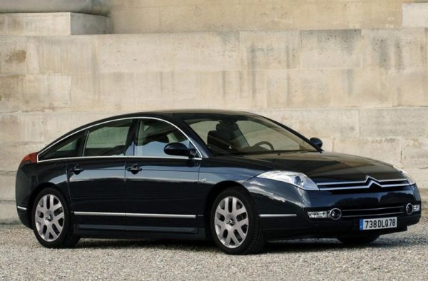 Разбира се, С6 съвсем не първият премиум-модел на Citroen (спомнете си CX и XM), но със сигурност е най-луксозният в историята на марката. Дървените елементи, модерна електроника, легендарното хидропневматично окачване - всичко това прави колата идеална за пътуване на далечни разстояния. 