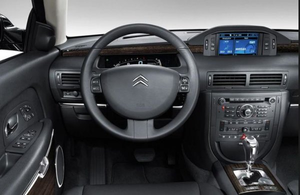 Моторите за C6 са най-различни. Под капака се поставя и бензинов V6, и дизел с 4 цилиндъра. Общо да периода 2005-2012 г. са произведени 24 000 бройки от седана, а от 2016 г. в Китай се продава и второто му поколение, което обаче няма нищо общо с първото.