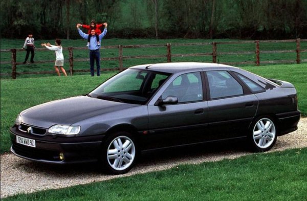 Моделът Safrane заменя Renault 25 през 1992 г., като е забележителен не само с своя разкош, но и с това, че е една от най-бързите серийни коли на своето време, в която могат спокойно да се поберат 5 човека (става дума за версията Biturbo на снимката). Лифтбекът разполага с двигател с 262 к.с., който позволява развиване на максимална скорост от 260 км/ч.