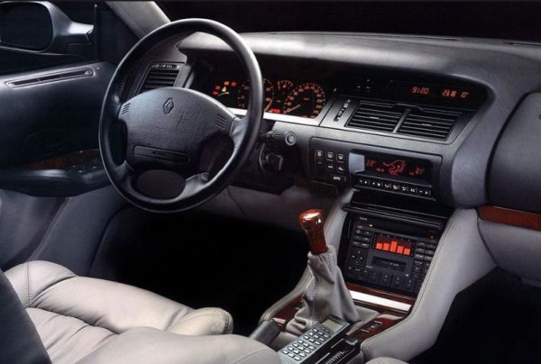 Не по-малко интересен е и стандартният Safrane. В топ-ниво на оборудване - Baccara, автомобилът предлага двузонов климатик, луксозна аудиосистема, електрическо регулиране на всички седалки, бордови компютър с гласови команди (разбира само френски), а след фейслифта получава и навигация. В крайна Safrane е сменен от Vel Satis, който въпреки ярката си външност, технически не е толкова впечатляващ.