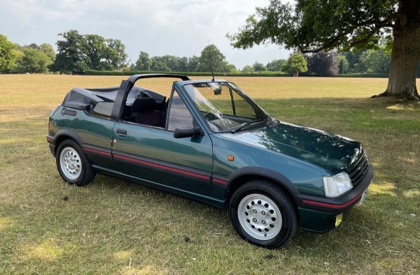 Това класическо Peugeot кабриолет е много по-евтино от предишната версия. Средно неговата цената варира от 4000 до 16 000 долара, като с течение на времето тя ще се увеличава, което го прави чудесен избор за инвестиция.
