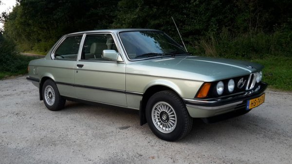 Първото поколение на 3-ата серия Е21 дебютира през 1975 година, като продажбите стартират с версия с две врати и 4-цилиндрови двигатели, но в края на годината се появяват и 6-цилиндрови мотори.