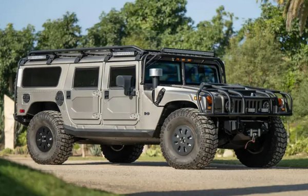 За разлика от бутафорния Hummer H2, създаден от GM да осребрява комплексите на клиентите, оригиналният H1 си беше просто малко по-комфортна версия на истинския армейски M998 Humvee, произвеждан от АМ General. За периода 1992-2006 бяха произведени само 11 818 бройки, така че това е и доста рядка кола. 
