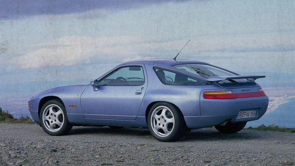 През 70-те Porsche вече си е извоювала отлична репутация като производител на чисто спортни модели. Но компанията иска да навлезе и в света на луксозните модели, затова през 1977 е лансирано 928: първият модел на компанията с предноразположен двигател, при това не какъв да е, а V8. Porsche 928 е впечатляващо бързо за времето си и през 1978 печели титлата Европейска кола на годината. От началото на 2026 в България са регистрирани още две бройки. 

