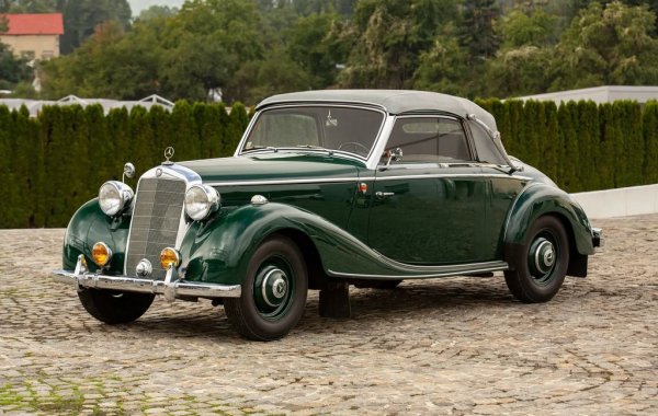 "Масовият" модел на Mercedes отпреди Втората световна война се появява през 1936 с код W136, и с 1.7-литров двигател с 38 коня мощност. 170 V е с предно монтиран двигател, при 170 H същият двигател е монтиран отзад. До 1942 са произведени около 75,000 бройки. Поточната линия по чудо оцелява през бомбардировките и през 1947 производството е възобновено, за да продължи чак до 1953. 

