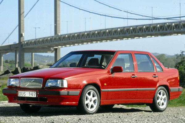 С Volvo 850 навлизаме в 90-те години на миналия век с модел, който беше значителен напредък за марката. Предното задвижване и 5-цилиндровите двигатели бяха две от основните му характеристики. Забележителното е, че той запази своята издръжливост, когато всички останали се съмняваха в нея. Динамично, той беше отличен и също така разполагаше с подобрения в безопасността, като например защита при страничен удар и регулируеми предни предпазни колани.
