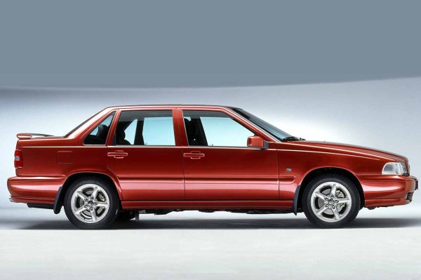 След като поеха рискове с 850, Volvo направиха това, което можеха най-добре с първото поколение S70 и V70: малки стъпки и се придържаха към това, което работеше. Това бяха усъвършенствани автомобили, построени на платформата 850 и запазили 5-цилиндровите двигатели. Най-хубавото беше, че бяха и практични по отношение на пространството. Накратко, едни много добре балансирани шведски автомобили.
