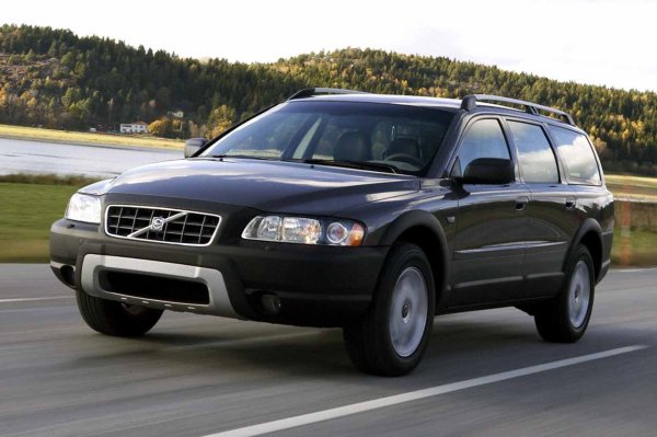 С XC70 навлизаме в по-модерна територия. Първоначално предлаган на пазара като V70 Cross Country, той съчетава практичността на комби с максимален пътен просвет и задвижване на всички колела. Това, заедно с неговата надеждност, го прави популярен избор за много хора. Конструкцията му е усъвършенствана, а механичните и интериорни компоненти са семпли, но добре изработени.
