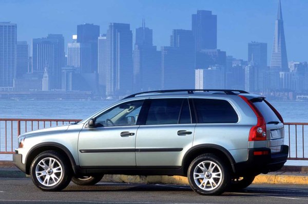 Първото поколение на Volvo XC90 също направи силно впечатление по отношение на надеждността. То бележи отправната точка за шведския автомобилен производител в сегмента на SUV с три реда седалки. И въпреки че първите версии имаха някои проблеми, Volvo тихомълком ги разреши един по един без никакви допълнителни промени. Моделът също така постави нови стандарти за безопасност в своя клас.
