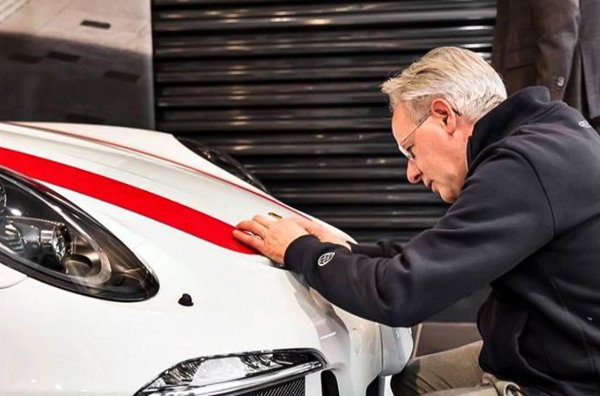 Преди това шефът на италианската компания купи най-лекото Porsche 911 в историята. Пагани получанва колата от търговеца в марков цвят - червени ивици върху бяло тяло. Това не е първото Porsche за шефа на Pagani - още преди да си купи 911 R, той е виждан да кара Cayman GT4, Carrera GT и 918 Spyder. Интериорът на купето е тапициран с кафява кожа.