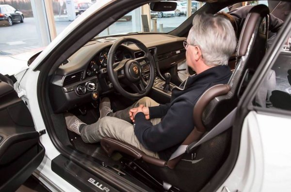 911 GT3 RS е в основата за модификацията R (от Racing), а автомобилът от 1967 г. послужи като източник на вдъхновение. Капакът и калниците са изработени от въглеродни влакна, покривът е от магнезий. Вътре няма задни седалки, аудио-система и климатик, в резултат на това колата тежи само 1370 килограма.

Четирилитровият &bdquo;боксер&ldquo; с 6 цилиндъра  развива 500 конски сили и 460 Нм, като се комбинира с шестстепенна механична трансмисия. Ускорението от 0 до 100 км/ч отнема 3,8 секунди, а максималната скорост е 323 км/ч. Произведени са само 991 бройки от модела.