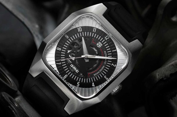 За съжаление, не всички автомобили с интересна история имат късмет. Например, спортната кола, карана от Джон ДеЛореан беше бракувана, но сега феновете на автомобилния производител и франчайза &bdquo;Завръщане в бъдещето&ldquo; могат да си купят парче от нея. От частите на тялото й е направен часовник, дело на копанията REC Watches. Тя ще пусна на пазара ще пусне 456 бройки от SPX DeLorean Limited Edition, при които елементът, рамкиращ циферблата, е направен от резервни части от същия екземпляр.