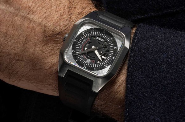 Дизайнът на циферблата загатва за дизайна на външния вид и колелата на DMC-12, каишката напомня за щорите на задния прозорец на спортна кола, а задната част на корпуса предизвиква асоциации със светлините си. Всеки екземпляр е гравиран със серийния номер на хронометъра и VIN кода на автомобила.