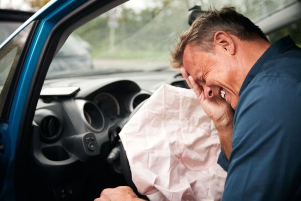 Разбира се, въздушата възглавница трябва да избухне, но не от само себе си, а при определени обстоятелства &ndash; в случая на сблъсък, като целта е да предпази шофьора и пътниците. Ако обаче по-рано се е налагало демонтиране на волана и след това той не е поставен правилно, рискът от задействане на еърбега е огромен. Това може да се случи дори при качване на стандартен бордюр с ниска скорост.