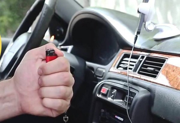 Много хора имат навик да оставят запалка в жабката, за да я имат под ръка, ако им потрябва. Други път просто забравят запалка в колата, без да съобразят, че през лятото интериорът може да се нагрее над 50&ndash;60 &deg; C. А това е доста по-високо от допустимата температура за съхранение на запалки.