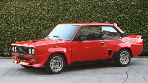 Година след Opel и Ford на улицата се поява и първият &bdquo;италианец&ldquo; в тази група - Fiat 131 Abarth Rally Stradale. От него са произведени само 400 бройки, като автомобилът е базиран на тогавашния Fiat 131. Гражданската версия е вдъхновена от рали-колата, която печели 3 световни титли при пилотите и конструкторите през периода 1977-1980 г. 

Под капака на автомобила е поставен 2,0-литров мотор с 4 цилиндъра и двукорпусен карбуратор, развиващ 140 к.с., като е съчетан с 5-степенна механична скоростна кутия и самоблокиращ диференциал.