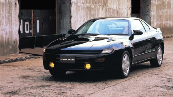 Така стигаме до 1992 г., когато Celica вече се е наложила успешно. Това стана благодарение на първото поколение, което печели 13 победи във WRC след излизането си през 1998 г. Toyota представя втората генерация, с която Карлос Сайнц участва в световния рали-шампионат.  За да получи хомологация от FIA, японската компания пуска на пазара &bdquo;гражданска версия&ldquo; на Celica GT-Four. Тя е оборудвана с 2,0-литров, 4-цилиндров двигател с турбокомпресор с 208 к.с. и 278 Нм въртящ момент. 

Автомобилът има постоянно задвижване на всички колела, което му позволява да ускори 0-100 само за 7,9 секунди. Успешното второ поколение на Celica постигна многобройни победи с Карлос Сайнц, като в тяхна чест Toyota създава и специална версия с името на пилота. Тя е много рядка и се радва на огромен интерес.