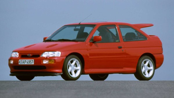 Победите на Celica не идват никак лесно, защото тя има един съперник, достоен за уважение - Ford Escort RS Cosworth, който стана изестен сред феновете с голямото си задно крило. За да позволи хомологацията на автомобила от FIA, в средата на 1992 г. Ford започва производството на 2500 &bdquo;пътни&ldquo; екземпляра. 
Цялата механика идва от успешния Ford Sierra RS Cosworth, върху чието скъсено междуосие е монтирано каросерия, проектирана от Йън Калъм. 

Колата получава увеличени калници, въздухозаборници на предния капак и легендарното двойно задно крило. Той оборудван с 2,0-литров, 4-цилиндров двигател с турбокомпресор и интеркулер, развиващ 220 к.с. и постоянно задвижване на четирите колела.