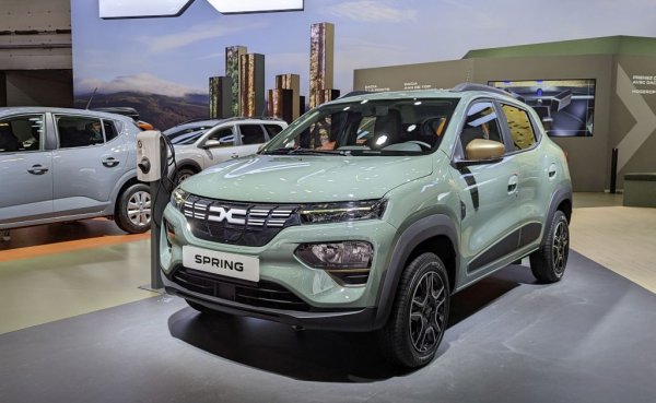 - Това е специфична оферта за германския пазар заради сегашната ситуация. Знаете по какъв брутален начин за една нощ бе прекратена субсидията. Отпадането й вреди много повече на малките, по-евтини модели, отколкото на скъпите. Очакваме забавяне на пазара на електромобили в Германия, в същото време по-късно през годината идва новият Spring, а вече имаме натрупани на склад бройки от сегашния, които трябва да ликвидираме. Затова се стигна до тази оферта. Но тя е временна, само до края на март. 
