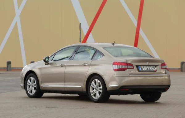 Системата Common Rail също остава уязвима, тъй като не търпи ниско качество на горивото. Допълнителни разходи могат да бъдат причинени от повреди на турбина, EGR или охладителна система.

В кои популярни модели се среща:

Peugeot 607, Peugeot 407, Citroen C6, Citroen C5 II, Jaguar XJ X350, Range Rover Sport L320.