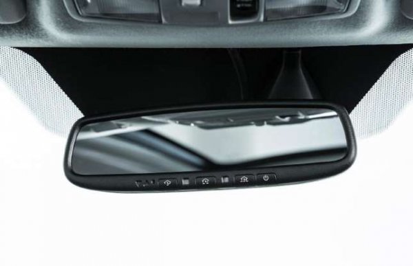 Автоматично затъмняващо огледало за обратно виждане предлага по-голяма безопасност при шофиране през нощта, тъй като не позволява да бъдете заслепени от превозно средство, движещо се отзад. Тези огледала използват фотосензори за откриване на светлина отзад и отпред. Ако количеството светлина отзад е по-голямо от това отпред, огледалото потъмнява. Повърхността на огледалото има слой електролити, подобен на LCD-дисплея на мобилния телефон.