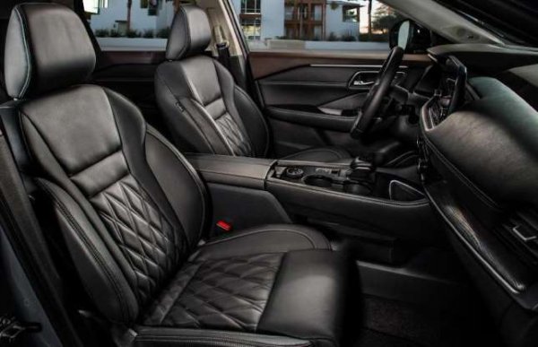 Седалките за кола с регулируеми температурни характеристики осигуряват комфорт при шофиране през всеки сезон. Отопляемите седалки използват нагревателен елемент, оформен в дълга лента между тапицерията и самата седалка. Когато превключите превключвателя, електрически ток загрява лентата на елементите, правейки седалката приятна и топла. Вентилираните седалки използват система, която създава въздушен поток и охлажда в горещо време.