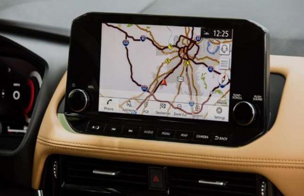 Дори ако можете да използвате смартфона си за упътвания по време на пътуване, вградената навигационна система предлага много предимства. Няма да се притеснявате, че ще се изгубите, ако батерията на телефона ви умре или загубите сигнал от клетката на мобилния оператор. Освен това, не се налага да отделяте поглед от пътя, за да погледнете към телефона си.