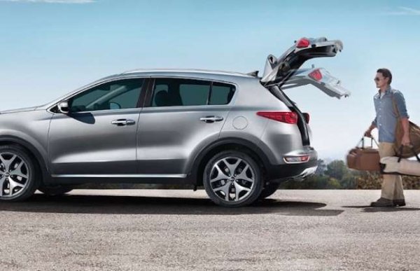 Тази функция улесняват живота много, когато ръцете ви са пълни. Тя позволява на багажника да се отваря и затваря по електронен път, като може да се активира както от бутон в колата, така и от ключа или от самата врата. Така не ви се налага да използвате ръце за отваряне. При някои модели системата се активира с прокарване на крак под задната броня на автомобила, а при други със специален сензор за движение на задната емблема.