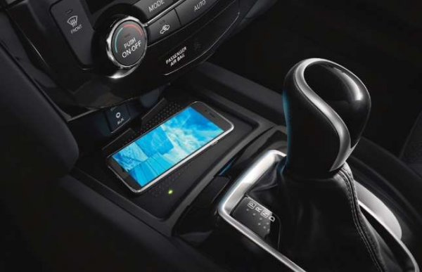 Ако искате да свържете безжично смартфона си с информационно-развлекателния център на колата си, трябва да помислите за тази функция. Bluetooth е безжична технология, която позволява на две съвместими устройства да се свързват, като така мобилният телефон може да се използва "без ръце". Това значително повишава безопасността по време на движение.