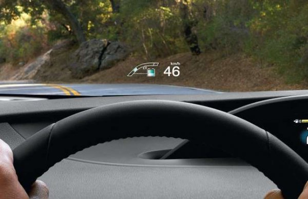 Тези дисплеи позволяват да наблюдавате пътя, докато получавате полезна информация за вашето пътуване. Head-up дисплеите могат да прожектират информация върху пластмасов панел, който изскача пред водач, или пък да проектират данните върху предното стъкло на автомобила. Системата може да покаже всичко - от указания за скорост и навигация до данни от мултимедията. При някои модели дори има индикатор за смяна на предавките.