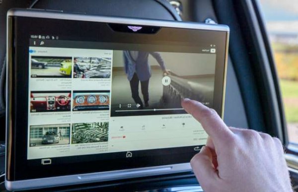 Наличието на стабилна интернет връзка в колата прави шофирането по-безопасно и по-приятно. Превозните средства с Wi-Fi предлагат актуализации на трафика на живо, лесна навигация, метеорологични доклади, сателитна музика и достъп до спешни услуги. Пътуванията стават по-приятни с достъп до интернет, тъй като допълнителни пътници с мобилни устройства като смартфони, лаптопи и таблети имат възможност да гледат филми, да играят игри и достъп до други забавления.