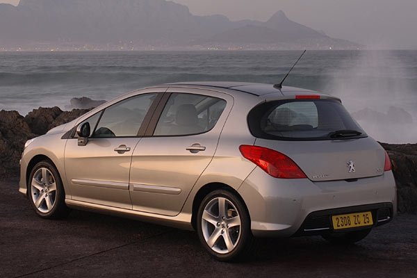 Страничната линия се подчертава от плоско разположеното предно стъкло и скосения покрив.