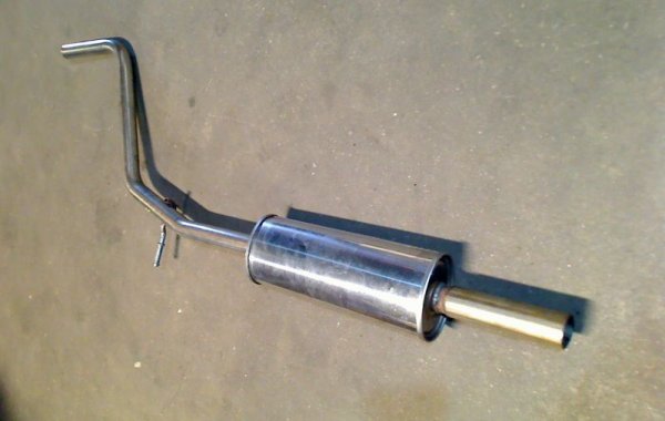 Конструкцията на системата за изхвърляне на отработилите газове също е добър пример за производствени икономии. Често тя се изпълнява като една дълга, неразделна тръба, в която е всичко - от колектора и катализатора до върха на ауспуха. Така е при десетки модели, като Dacia Dokker например. Естествено, такова решение е крайно неудобно, когато се наложи ремонт само на един от компонентите - примерно подмяна на заглушителя, която така или иначе е периодична. Налага се тръбата да се реже, да се снажда и заварява. Но за производителя така е по-евтино. 
