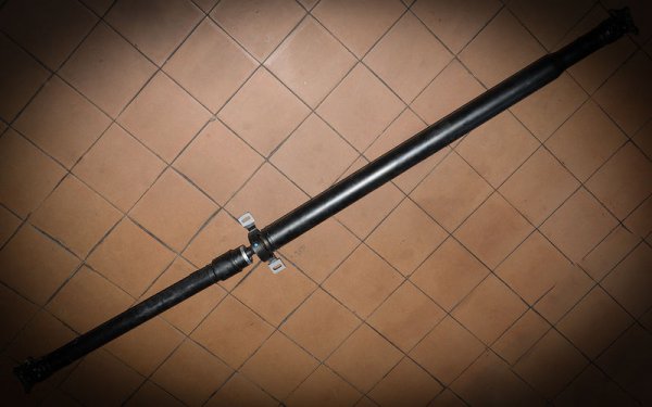 При някои производители задвижващият вал не може да се разглобява и се продава само като комплект с двата шарнира. Вместо да смените само дефектния елемент, трябва да купите нов окомплектован кардан, което може да излезе и 2000 лева. Най-неприятното е, че това решение обикновено се прилага при бюджетни автомобили, чиито собственици изведнъж се оказват принудени да извършват ремонти на доста по-висока цена, отколкото струват същите за модели с разглобяем кардан като Volkswagen Touareg например. 
