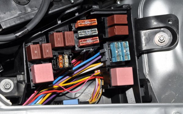 Електрическите системи в модерните автомобили са дотолкова сложни, че за производителя има безброй възможности да изхитрува и да икономиса. 
Добър пример са крушките във фаровете, които при доста модели се включват от превключвател без реле - въпреки че общата мощност надхвърля 100 Вт. Така е например при автомобилите, построени на платформата B0 на Renault-Nissan (първото поколение Captur, Nissan Kicks, Dacia Sandero, Logan и Duster I). При тях нерядко превключвателят за фаровете изгаря още след няколко хиляди километра пробег. 
