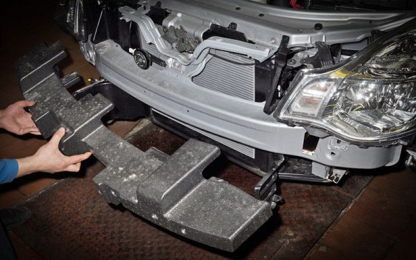 Почти всички съвременни автомобили използват самоносеща конструкция, която се състои от една цяла заварена част, към която с болтове са прикрепени вратите, капакът и вратата на багажника. Под бронята обаче има предпазна греда, която се деформира и поема енергията при удар. В повечето модели тази греда е закрепена с болтове към лонжероните. При други обаче, като първия Logan и Nissan Almera, е заварена направо към шасито. За производителя това е по-евтино и просто. Но я се опитайте да го подмените след лек удар...
