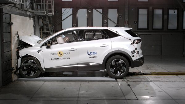 Това е доста значителна разлика, тъй като говорим за хора, които са много по-малко защитени от пътниците. И това не трябва да е изненадващо &ndash; кросоувърите тежат повече от леките автомобили и имат масивна предна част, което може да причини значителни щети на пешеходец при сблъсък.

Кросоувърите са разположени по-високо от земята в сравнение с конвенционалните автомобили. Високият клиренс измества центъра на тежестта нагоре, което увеличава риска от преобръщане. В същото време увеличеното тегло затруднява спирането на автомобила, което води до по-дълги спирачни дистанции в сравнение с конвенционалните превозни средства.
