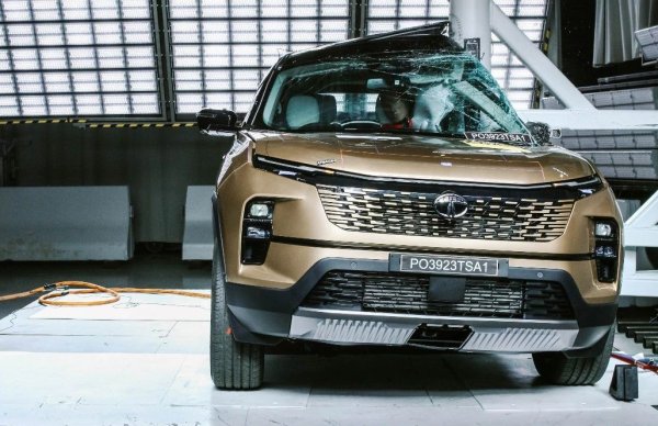 За да бъдем честни, кросоувърите всъщност са по-безопасни при сблъсък с по-малки превозни средства, отколкото обикновена кола. Според изследване от 2013 на Университета в Бъфало, при пътниците в малки превозни средства има 7,6 пъти по-голям шанс да загинат. Въпреки това, челните сблъсъци са само част от историята. За пешеходци, велосипедисти и мотористи кросоувърите представляват голяма заплаха.

Според проучване от 2021 на Университета на Илинойс в Спрингфийлд, при децата опасността от фатален изход при пътен инцидент със SUV е 8 пъти, отколкото при леки автомобили. Освен това, кросоувърите са виновници за 14,7% от изследваните инциденти, включително тези с пешеходци и велосипедисти, докато в 25,4% от случаите хора (както пешеходци, така и пътници) загиват. 
