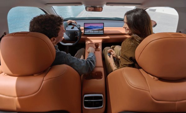 Това е доста спорен въпрос. Кросоувърите определено осигуряват по-добра видимост напред. В SUV седите по-високо и така можете да гледате по-напред, дори когато изпреварвате малките коли пред вас. Дори ако карате зад друг SUV, има шанс да видите нещо през прозорците му.


