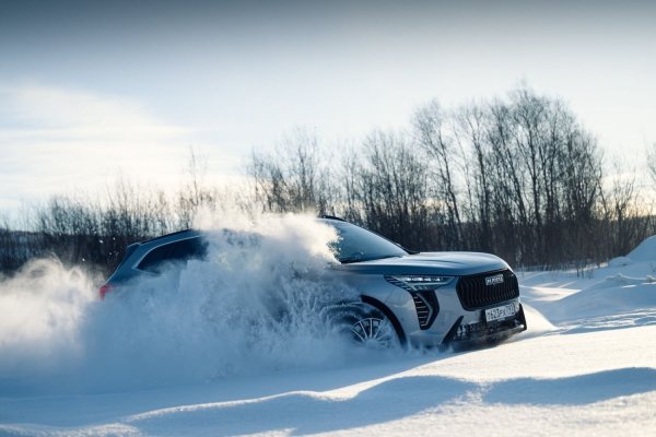 Автомобилите с задвижване на всички колела имат най-добрата динамика на заснежен път.  Не бива обаче да се забравя, че ускорението е само един аспект на шофирането, тъй като колкото и да караш колана, накрая трябва да спреш. И точно тук кросоувърите страдат, независимо от метеорологичните условия. Поради по-голямото си тегло, те имат по-дълъг спирачен път, особено по хлъзгави пътища. По-голямото тегло води и до по-малко странично сцепление, което увеличава вероятността от подхлъзване. За капак, SUV-овете имат по-висок център на тежестта и затова са по-склонни да се преобръщат.

Затова, при напълно равни условия, седан с задвижване на всички колела би бил по-безопасен на сняг от кросоувър.
