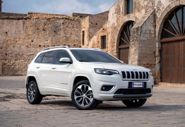 Когато през 2014 г. на пазара се появи петото поколение на модела, всички избухнаха, но не от радост. &bdquo;Муцуната&ldquo; на автомобила беше съсипана от критики заради нелепо поставени фарове. Не бяха подминати и другите светлини на SUV-модела, което накара ръководството да помисли за промени.